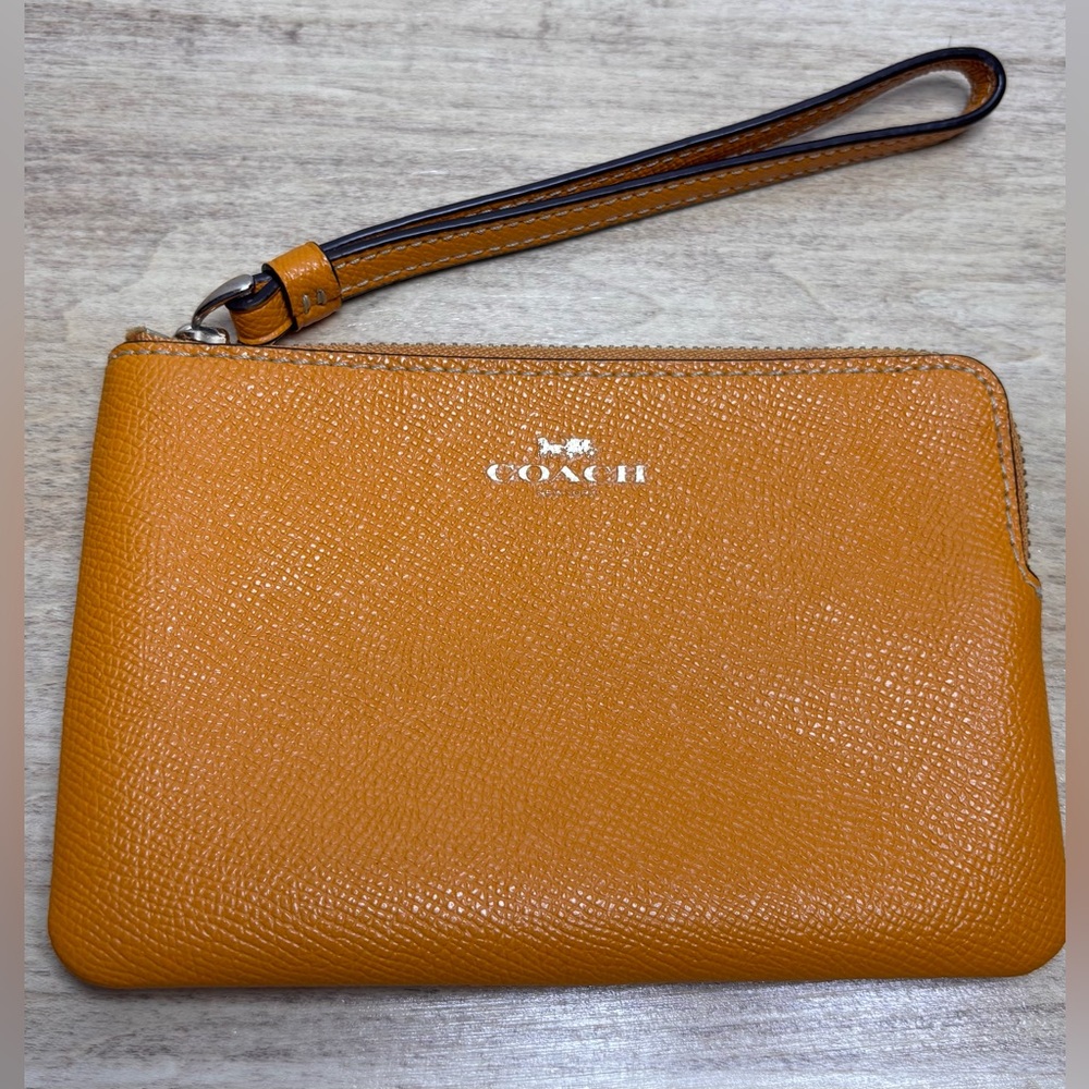NWT Coach Corner Zip Wristlet in Crossgrain Leather - Light Saddle